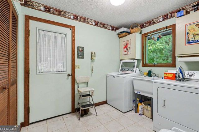 24 Taylor Valley Road, Clayton, GA 30525