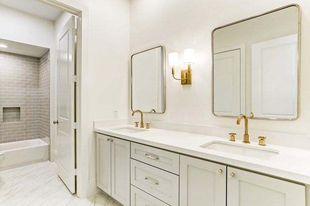 1050 W 42nd Street, Houston, TX 77018