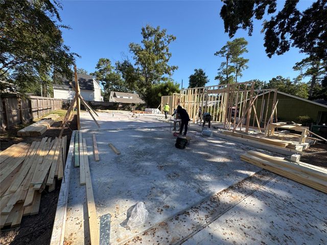 1050 W 42nd Street, Houston, TX 77018