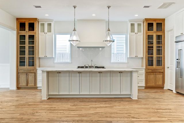 1050 W 42nd Street, Houston, TX 77018