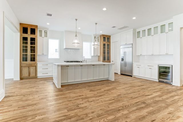 1050 W 42nd Street, Houston, TX 77018