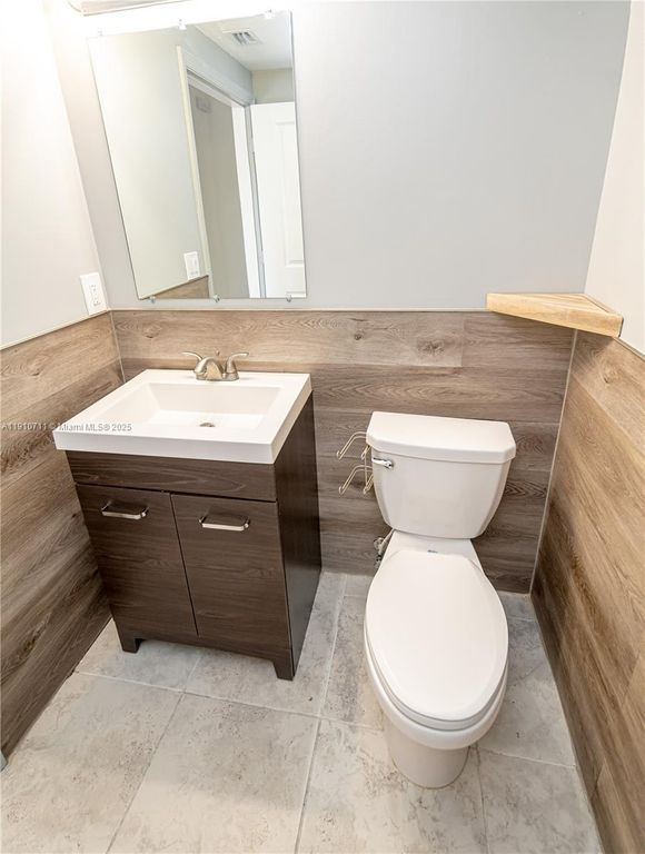 Image 23 of property listing at 11374 SW 254th Ter, Homestead, FL 33032