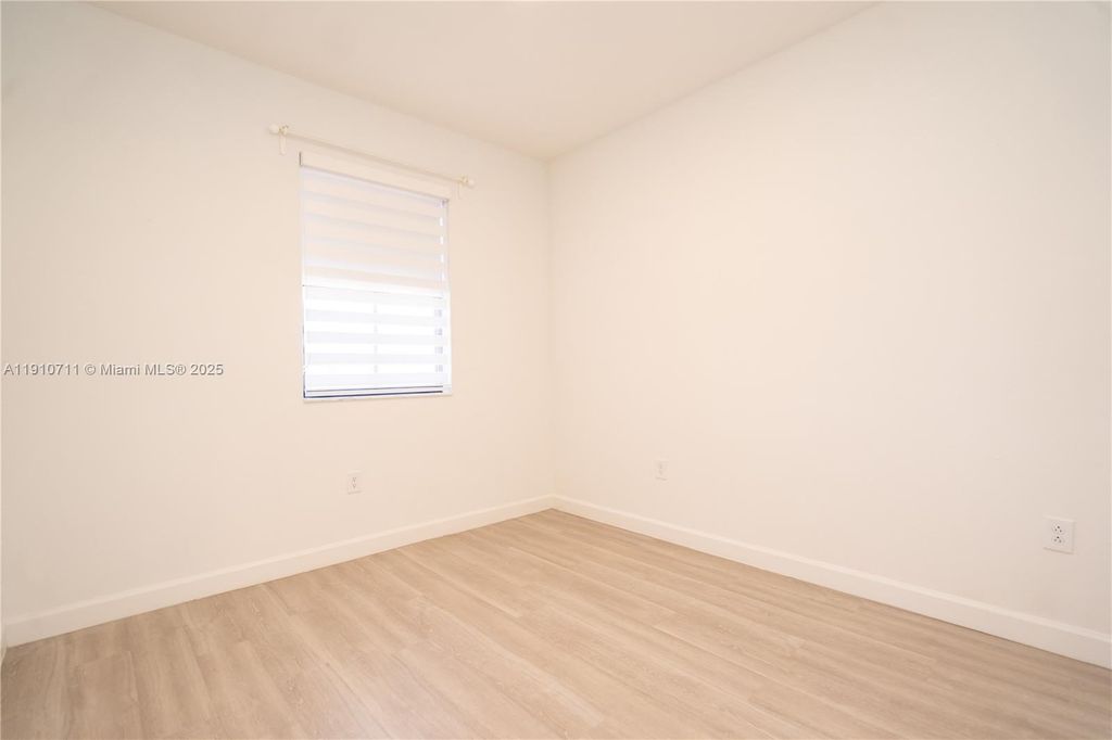 Image 25 of property listing at 11374 SW 254th Ter, Homestead, FL 33032