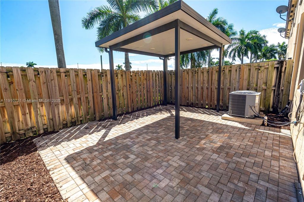 Image 34 of property listing at 11374 SW 254th Ter, Homestead, FL 33032