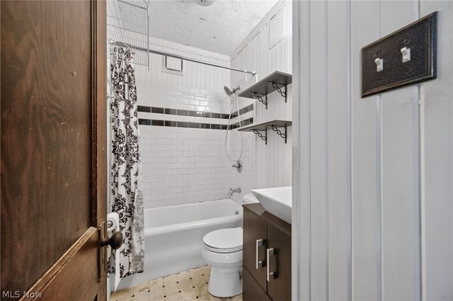 2223 Carabel Avenue, Lakewood, OH 44107