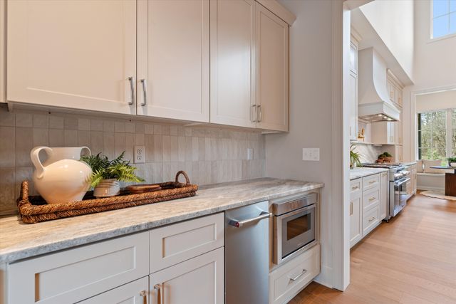 641 Brook Hollow Rd, Nashville, TN 37205