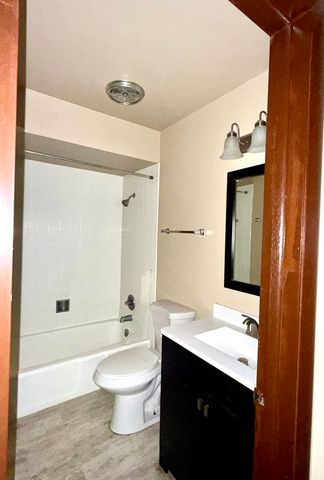 4530 Prairie Avenue C, Brookfield, IL 60513
