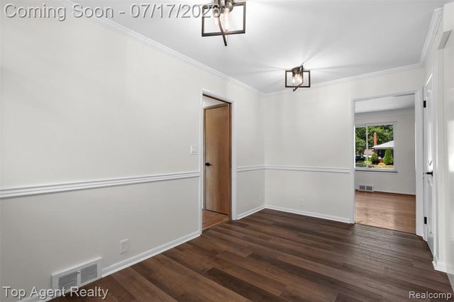 21541 Pallister Street, Saint Clair Shores, MI 48080