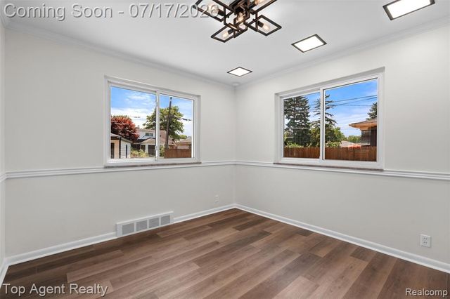 21541 Pallister Street, Saint Clair Shores, MI 48080