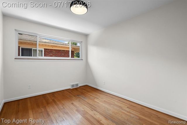 21541 Pallister Street, Saint Clair Shores, MI 48080