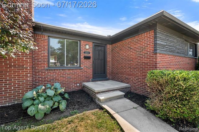 21541 Pallister Street, Saint Clair Shores, MI 48080