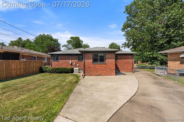 21541 Pallister Street, Saint Clair Shores, MI 48080