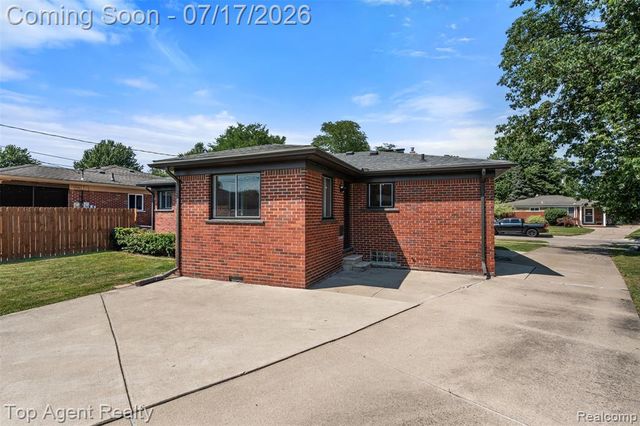 21541 Pallister Street, Saint Clair Shores, MI 48080