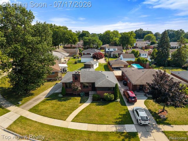 21541 Pallister Street, Saint Clair Shores, MI 48080