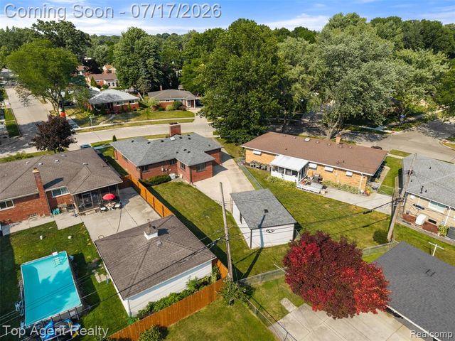 21541 Pallister Street, Saint Clair Shores, MI 48080