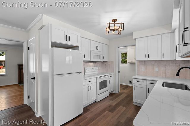 21541 Pallister Street, Saint Clair Shores, MI 48080