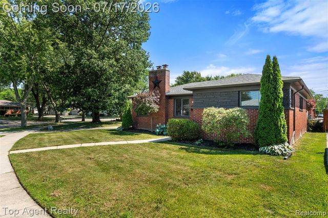 21541 Pallister Street, Saint Clair Shores, MI 48080