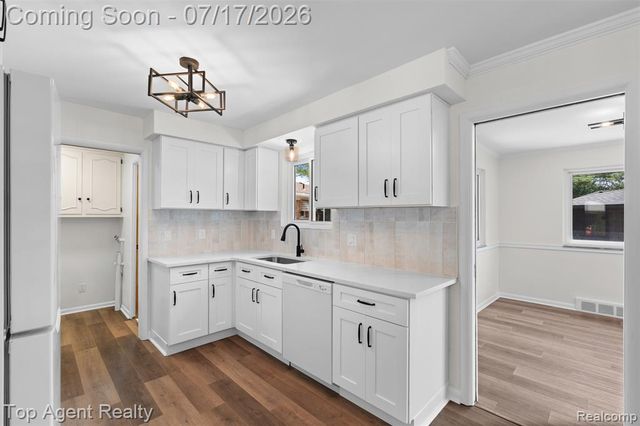 21541 Pallister Street, Saint Clair Shores, MI 48080