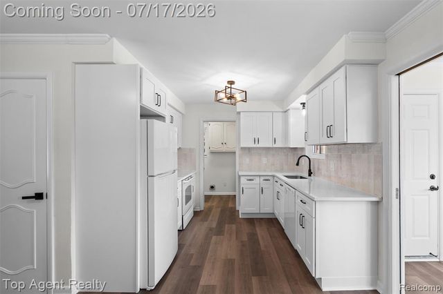 21541 Pallister Street, Saint Clair Shores, MI 48080