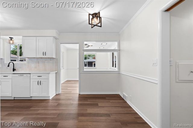 21541 Pallister Street, Saint Clair Shores, MI 48080
