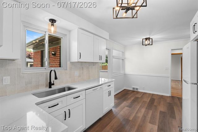 21541 Pallister Street, Saint Clair Shores, MI 48080