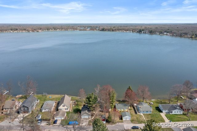 1599 E Clearwater Street, Grant, MI 49327