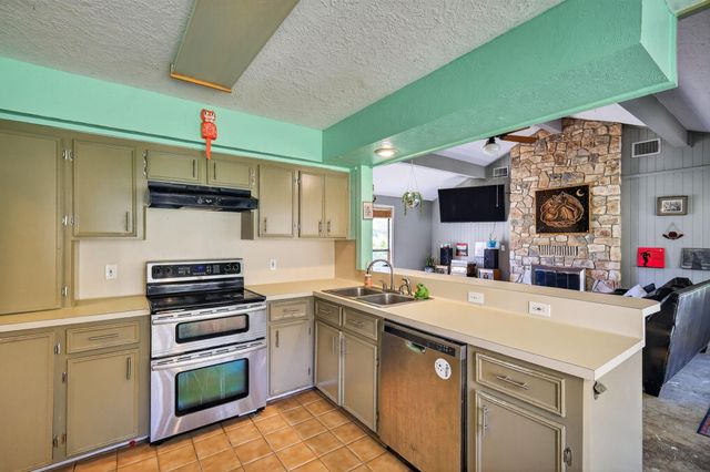 12 Creekwood Drive, Schulenburg, TX 78956