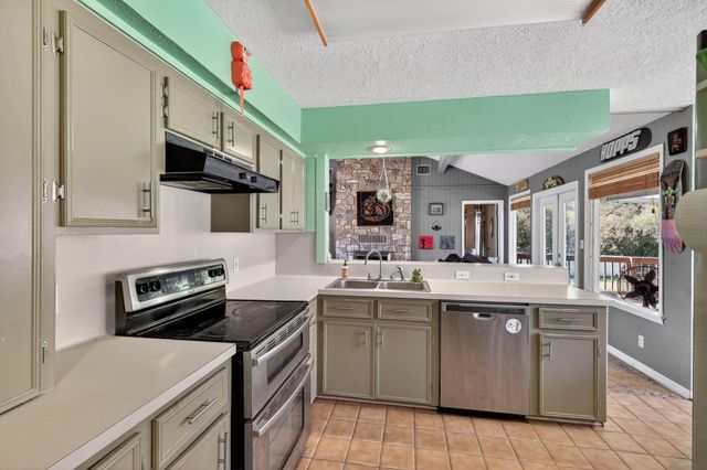 12 Creekwood Drive, Schulenburg, TX 78956