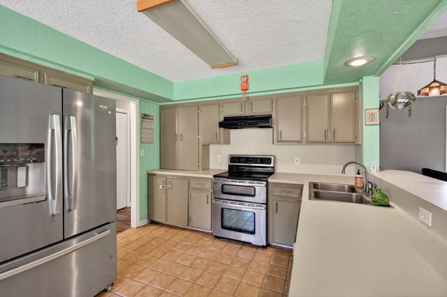 12 Creekwood Drive, Schulenburg, TX 78956