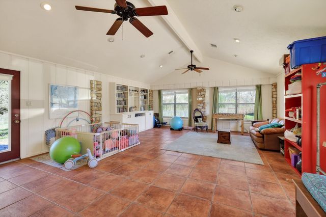 12 Creekwood Drive, Schulenburg, TX 78956