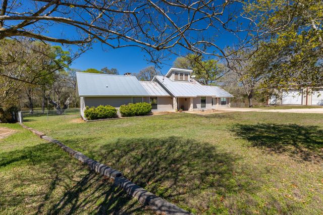 12 Creekwood Drive, Schulenburg, TX 78956