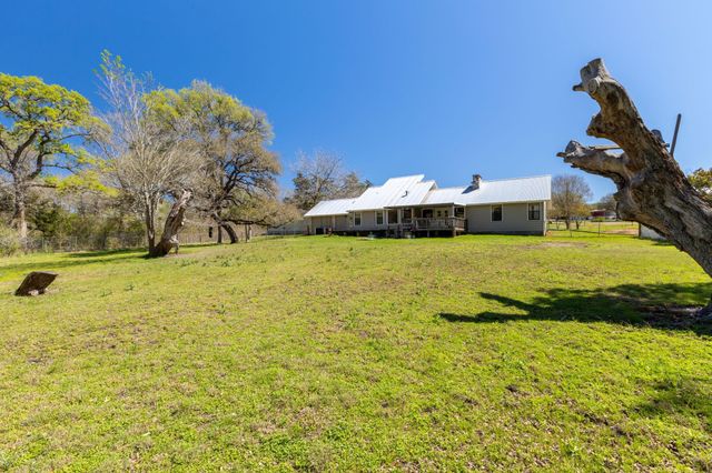 12 Creekwood Drive, Schulenburg, TX 78956