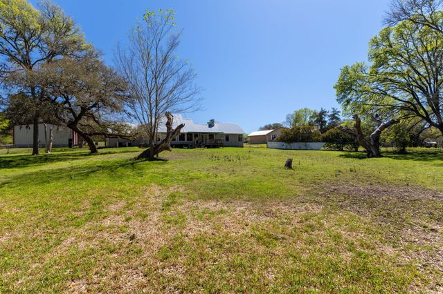 12 Creekwood Drive, Schulenburg, TX 78956