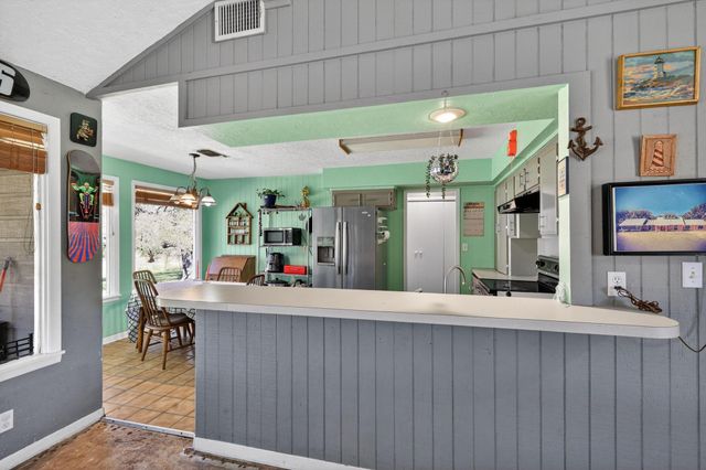 12 Creekwood Drive, Schulenburg, TX 78956