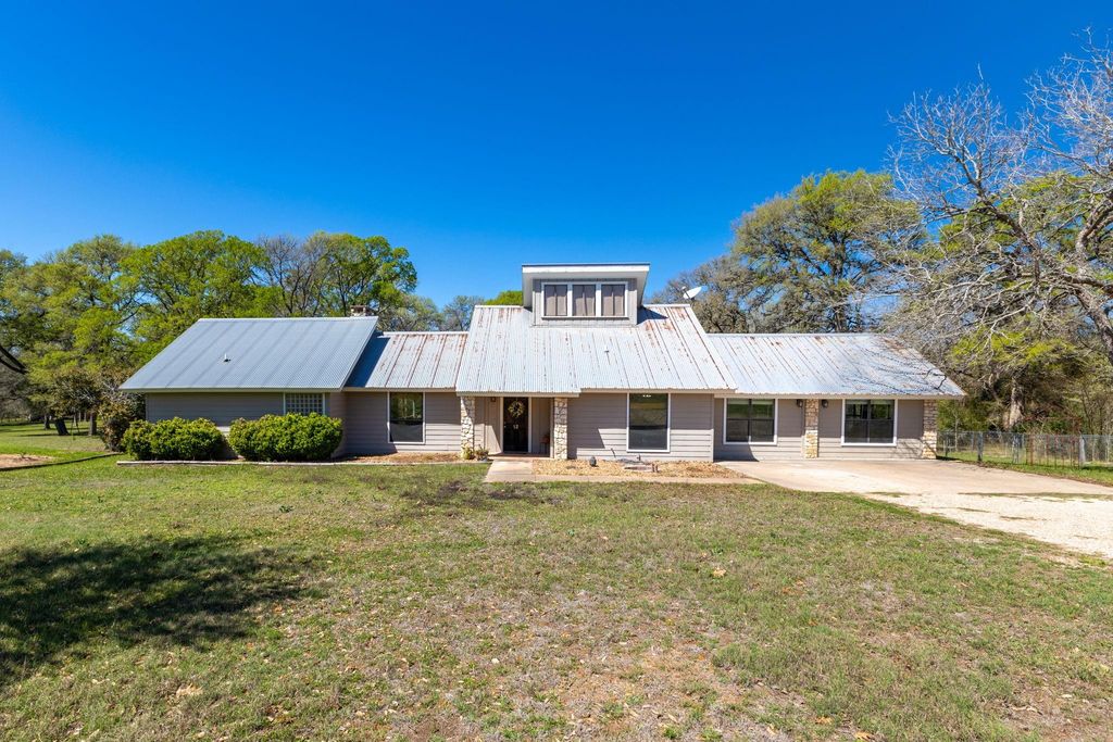 12 Creekwood Drive, Schulenburg, TX 78956