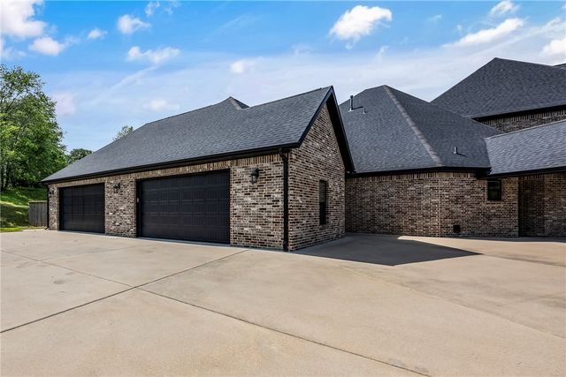 5104 S Haxton Circle, Bentonville, AR 72713