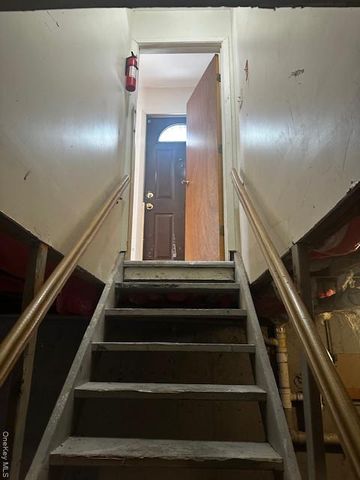 542 Post Avenue, Bellport, NY 11713