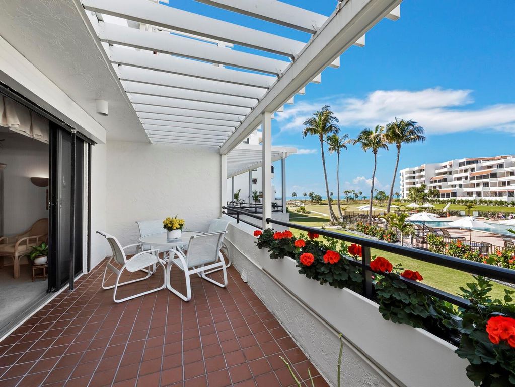 Image 13 of property listing at 1445 GULF OF MEXICO DRIVE 103, Longboat Key, FL 34228