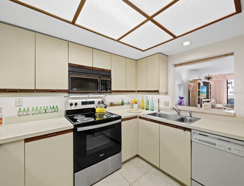 Image 20 of property listing at 1445 GULF OF MEXICO DRIVE 103, Longboat Key, FL 34228