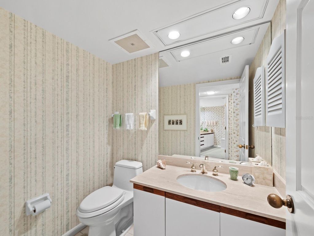 Image 28 of property listing at 1445 GULF OF MEXICO DRIVE 103, Longboat Key, FL 34228