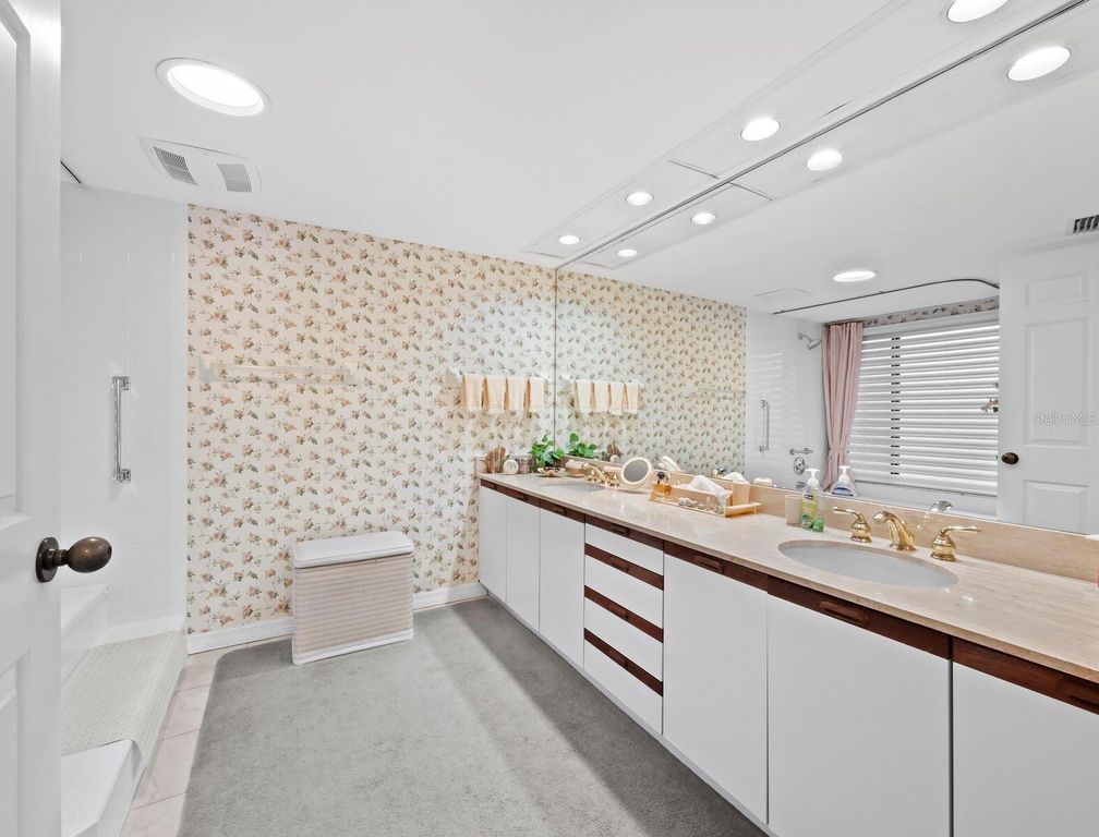 Image 29 of property listing at 1445 GULF OF MEXICO DRIVE 103, Longboat Key, FL 34228