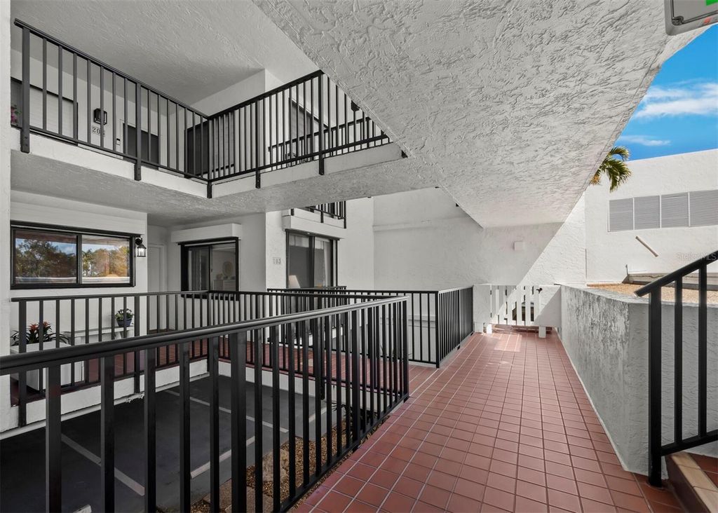 Image 4 of property listing at 1445 GULF OF MEXICO DRIVE 103, Longboat Key, FL 34228