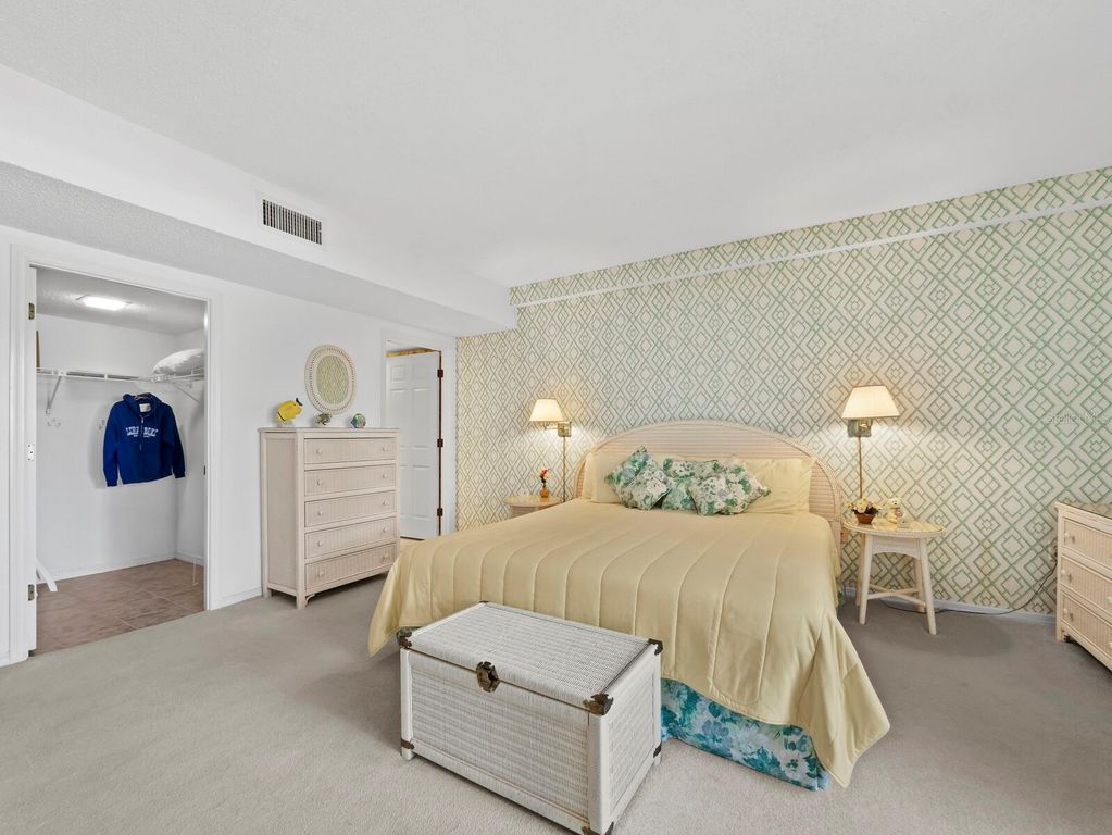 Image 33 of property listing at 1445 GULF OF MEXICO DRIVE 103, Longboat Key, FL 34228