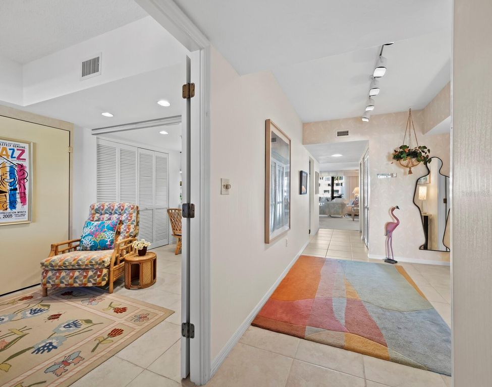 Image 6 of property listing at 1445 GULF OF MEXICO DRIVE 103, Longboat Key, FL 34228
