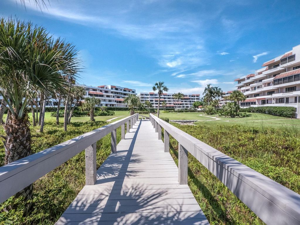 Image 58 of property listing at 1445 GULF OF MEXICO DRIVE 103, Longboat Key, FL 34228