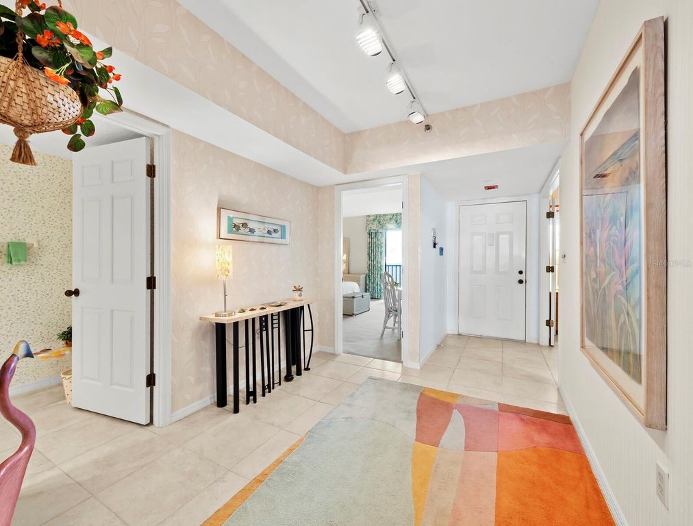 Image 7 of property listing at 1445 GULF OF MEXICO DRIVE 103, Longboat Key, FL 34228