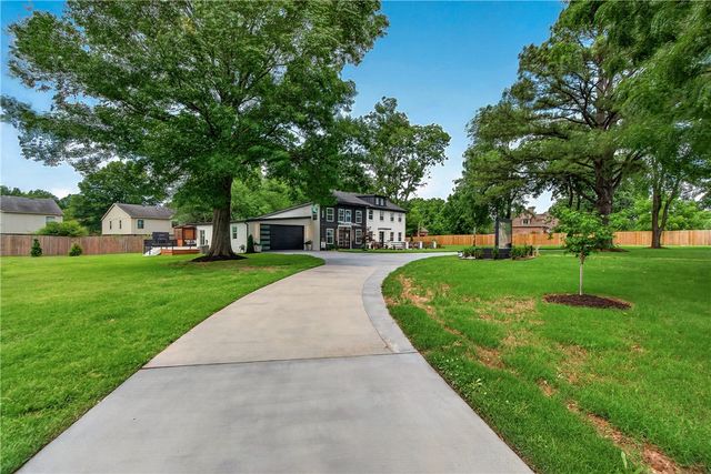 3000 N Dixieland Road, Little Flock, AR 72756