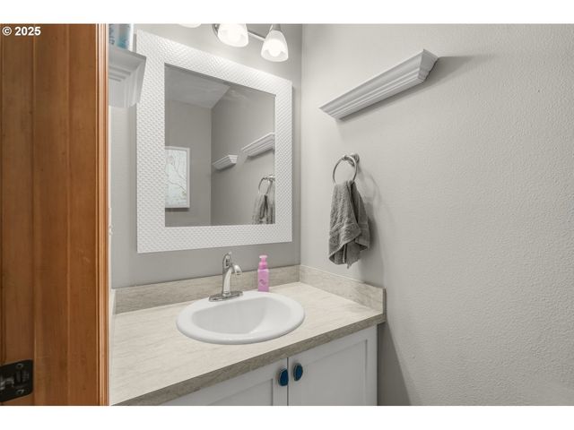 38909 SANDY HEIGHTS St, Sandy, OR 97055