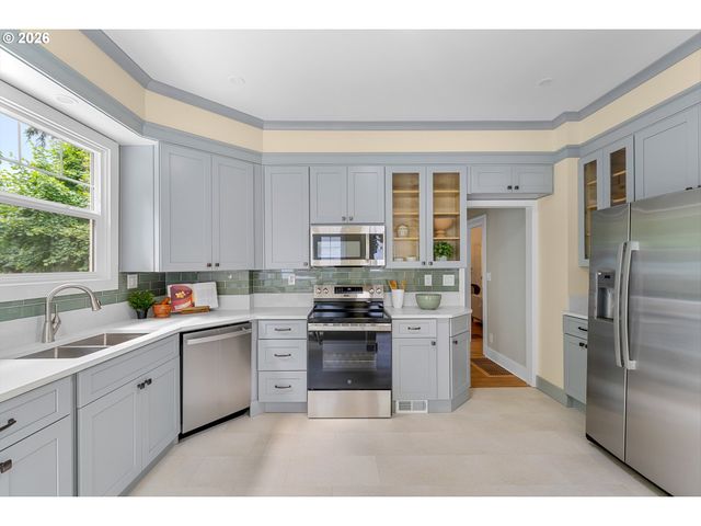 6739 Sw 63RD Ave, Portland, OR 97219
