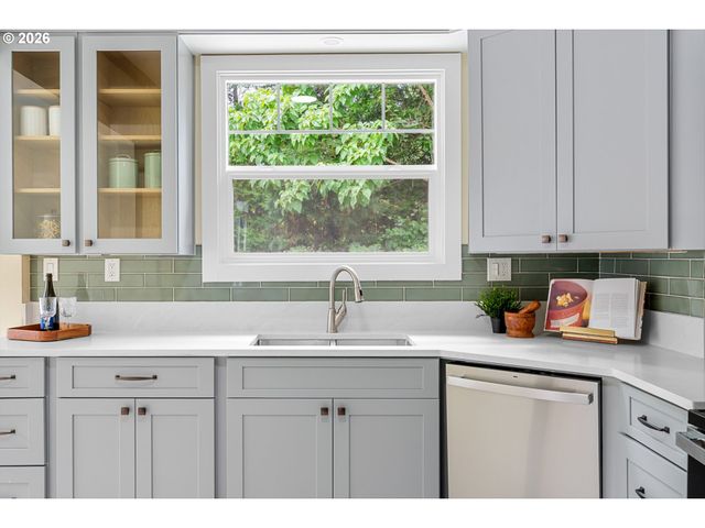 6739 Sw 63RD Ave, Portland, OR 97219